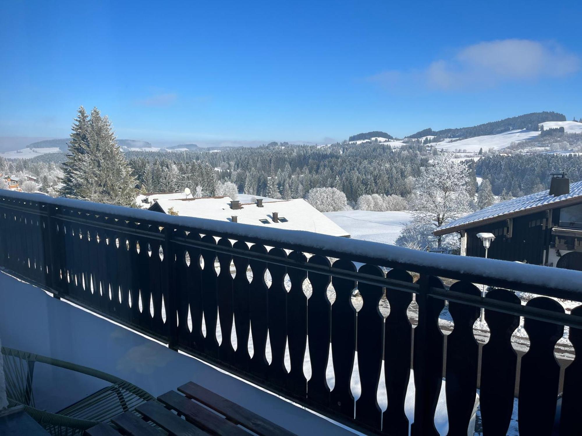 Helle Wohnung Mit Grossem Balkon Oberreute Bagian luar foto